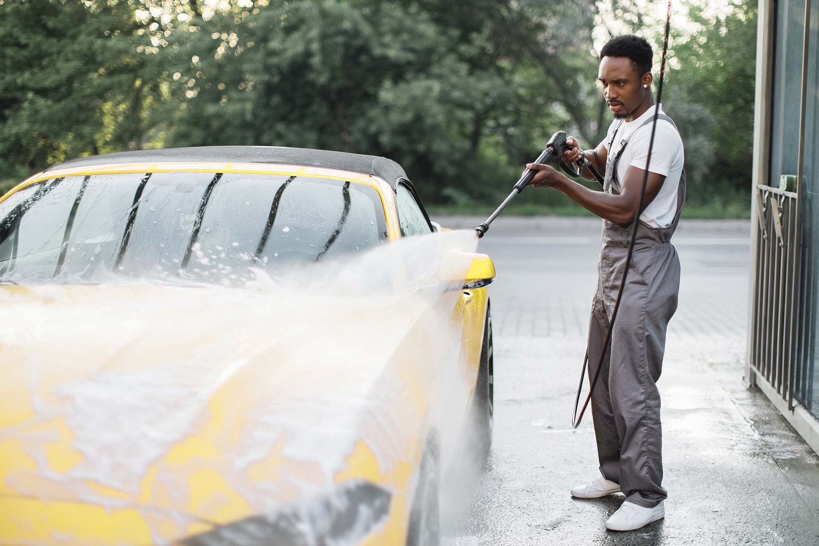 manual-car-wash-with-pressurized-water-in-car-wash-ANEKKH2.jpg
